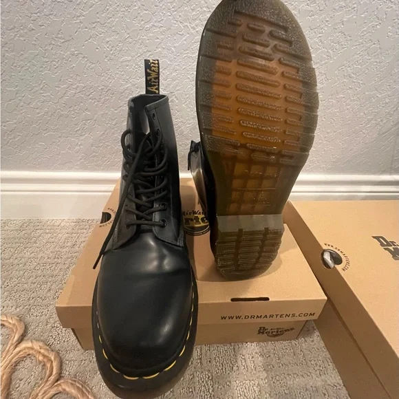 Dr. Martens Navy Leather Men's Boots in Box - Picture 4 of 5